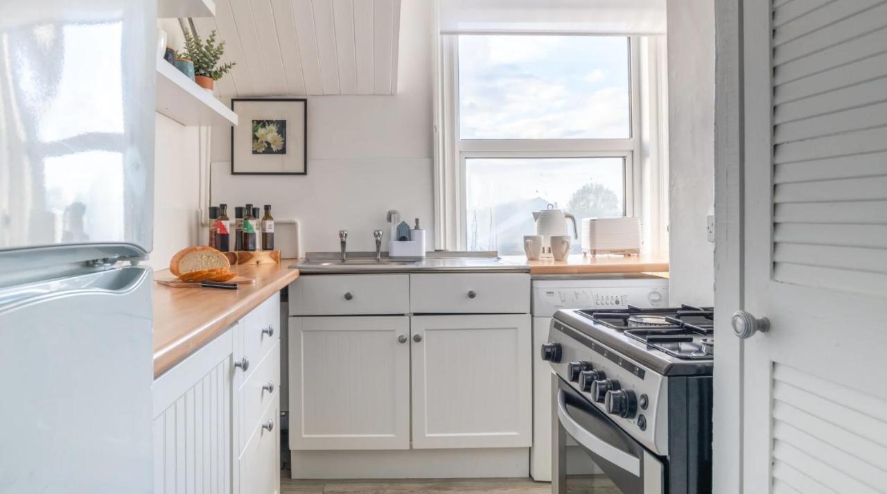 Tranquil Beachfront Beautiful 2-Bed Apartment ディール エクステリア 写真