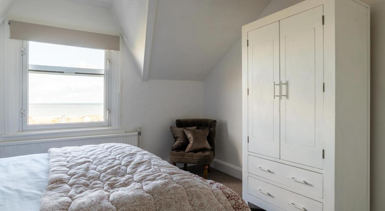 Tranquil Beachfront Beautiful 2-Bed Apartment ディール エクステリア 写真