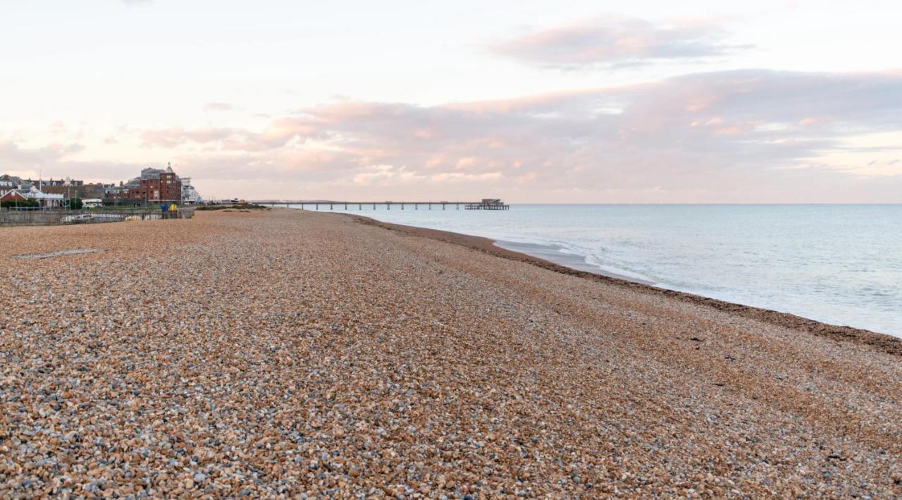 Tranquil Beachfront Beautiful 2-Bed Apartment ディール エクステリア 写真
