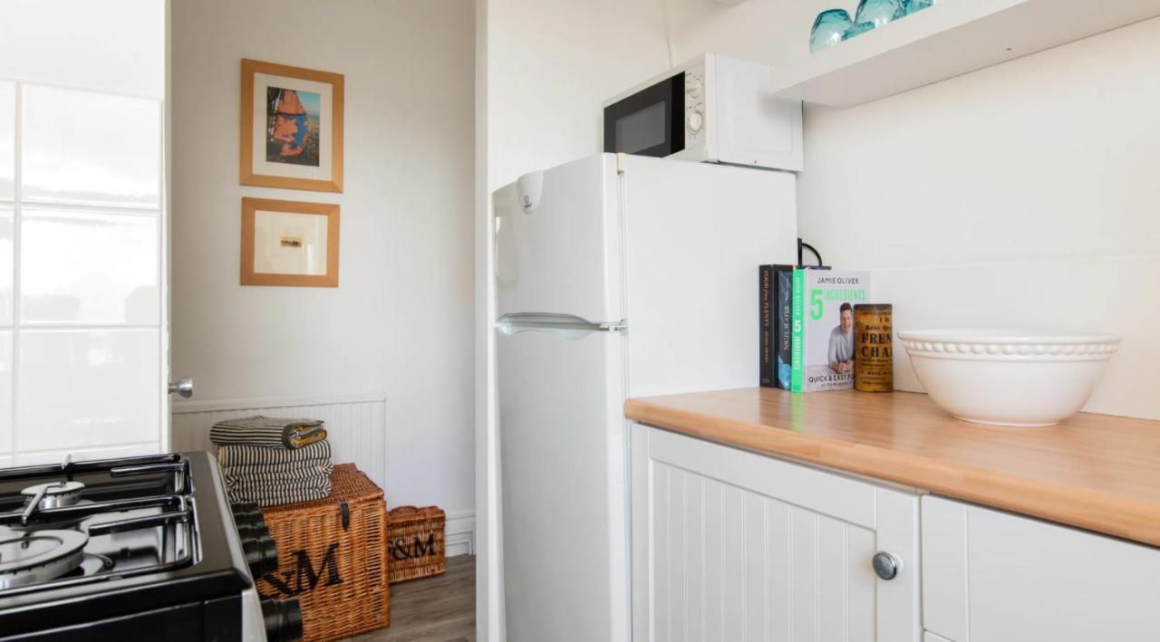 Tranquil Beachfront Beautiful 2-Bed Apartment ディール エクステリア 写真