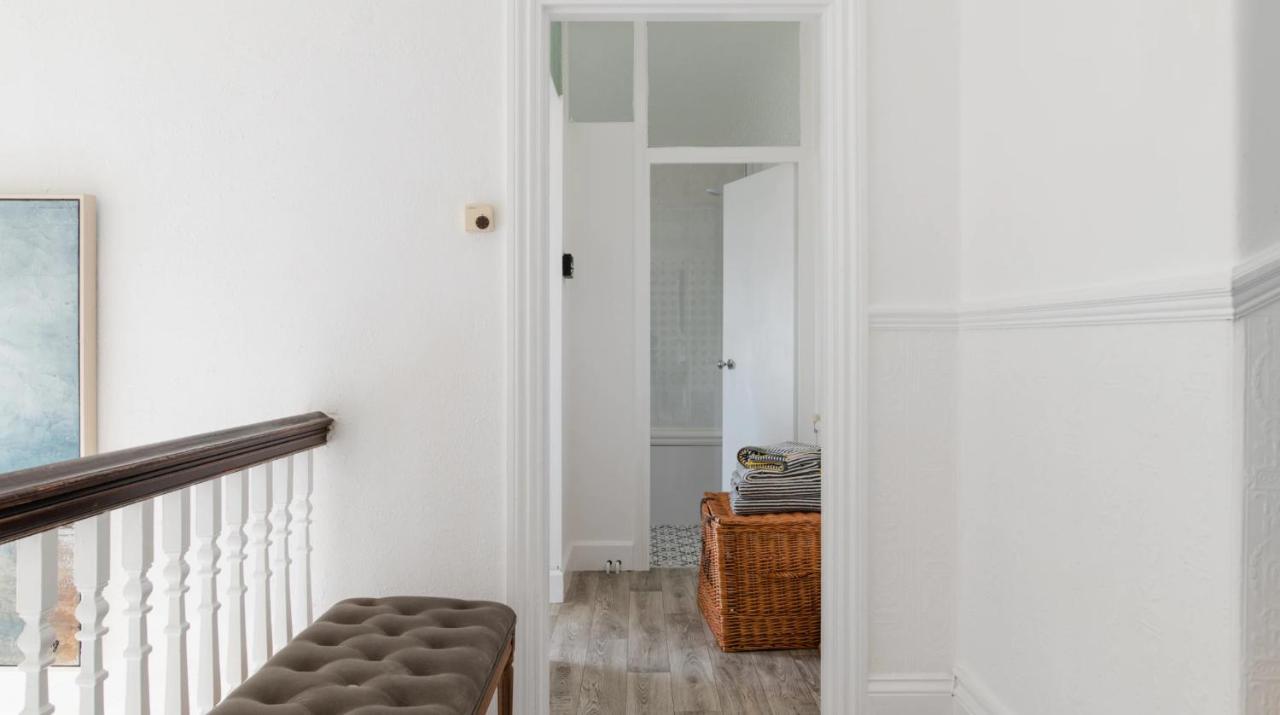 Tranquil Beachfront Beautiful 2-Bed Apartment ディール エクステリア 写真