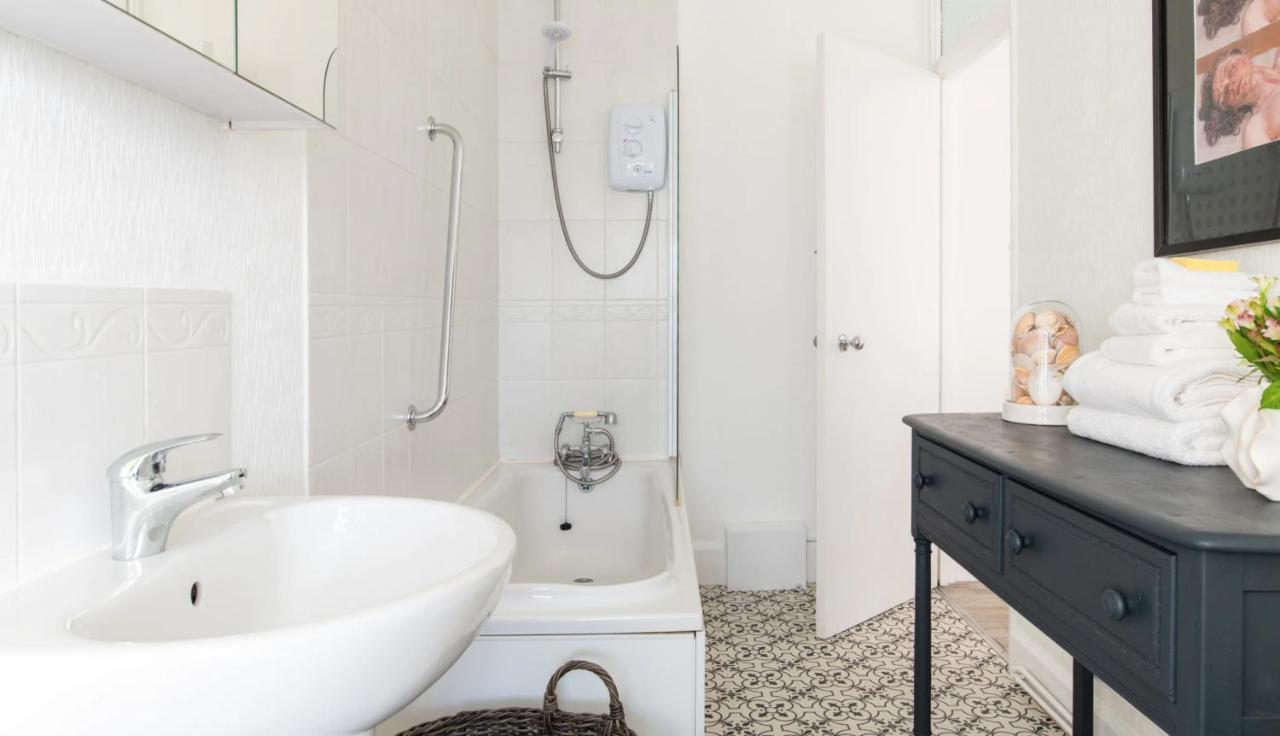 Tranquil Beachfront Beautiful 2-Bed Apartment ディール エクステリア 写真