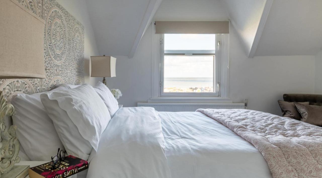 Tranquil Beachfront Beautiful 2-Bed Apartment ディール エクステリア 写真